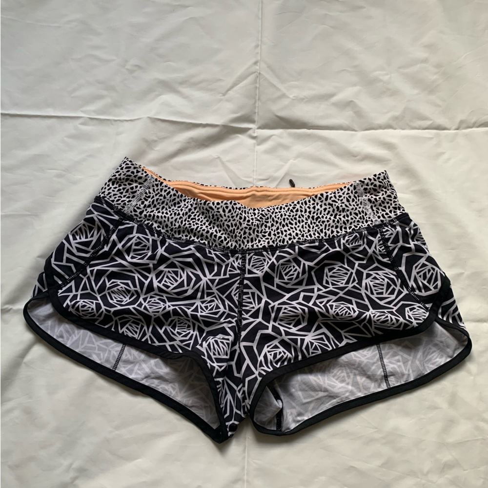 Black and white patterned speed up low rise lined lululemon short.